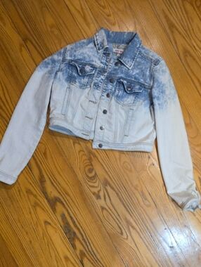 Hot Kiss Acid-Wash Cropped Denim Jacket in Blue and White